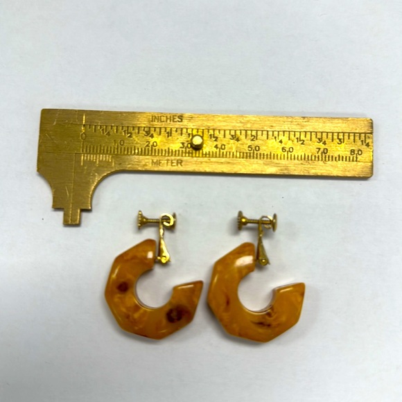 Vintage US Patent Number 3.176.475 Gold Tone Amber Screw Back Hoop Earrings - Picture 15 of 16